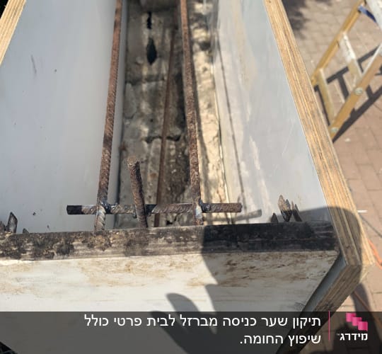 מסגרת עץ עם מוטות ברזל חלודים